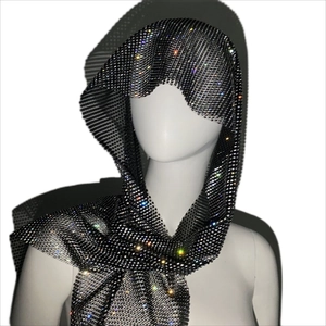Dettaglio della sciarpa con cappuccio in rete di strass argento con cristalli lucidi