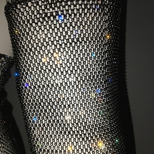 Gros plan sur un tissu résille noir orné de strass colorés étincelants style AB
