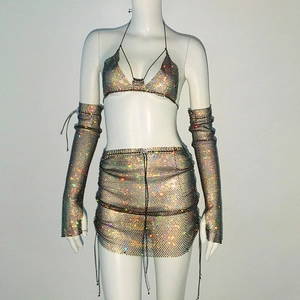 Dettaglio completo del set 3 pezzi in mesh con strass, top halter, gonna e maniche