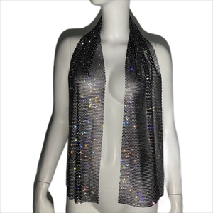 Détail d'un haut licou en maille strass scintillante avec cristaux colorés sur filet noir