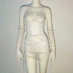 Dettaglio completo con strass a rete, top allacciato, minigonna e maniche lunghe