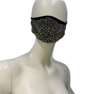 Vue détaillée du masque noir de luxe orné de strass colorés à reflets AB