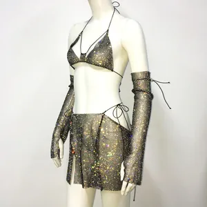 Vista dettagliata del top bikini in rete di strass luccicanti e minigonna set