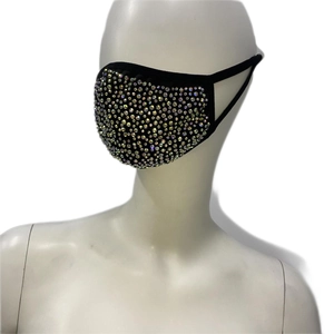 Détail du masque à boucles d'oreilles noir avec strass AB sur un mannequin blanc