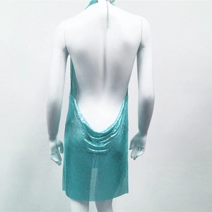 Vue arrière détaillée d'une robe en maille métallique turquoise avec dos nu en U