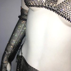 Dettaglio completo di completo a rete con strass scintillanti con top e maniche su manichino