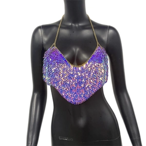 Gros plan d'une chaîne de corps à paillettes violettes sur un mannequin noir