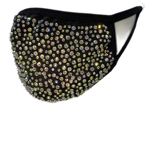 Détail du masque de mode noir orné de strass arc-en-ciel scintillants et clous