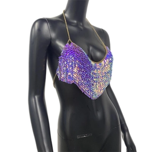 Détail des paillettes violettes holographiques et de la chaîne dorée sur le haut dos nu