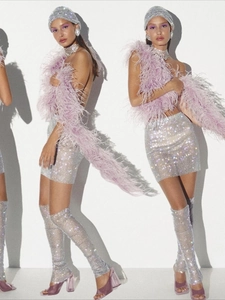 Mini-jupe à strass scintillants avec châle en plumes violettes pour soirée club