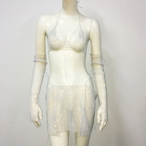 Dettaglio del set con reggiseno in rete di strass e minigonna con manicotti per occasioni