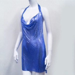 Gros plan sur un tissu en maille métallique bleu avec col bénitier et sequins brillants