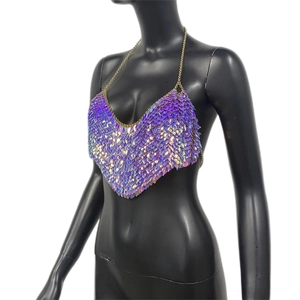 Détail du haut à paillettes violettes holographiques avec chaînes dorées et ourlet en V