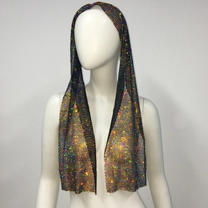 Vue détaillée d'un foulard en résille noire avec strass colorés sur un mannequin blanc
