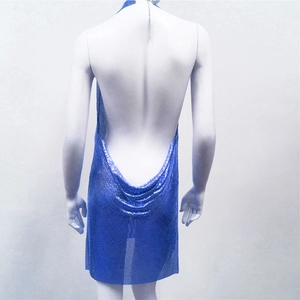 Vue arrière d'une mini robe pailletée bleu roi sexy avec dos nu et chaîne argentée