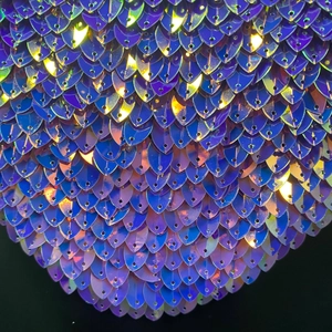 Vue détaillée des paillettes violettes irisées sur un haut court sexy dos nu