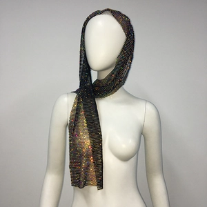 Gros plan sur un foulard en maille strass scintillante avec des cristaux colorés éclatants