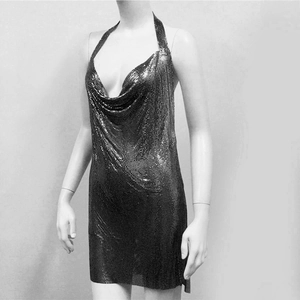 Détail du tissu en maille métallique argentée sur une robe de soirée dos nu sexy