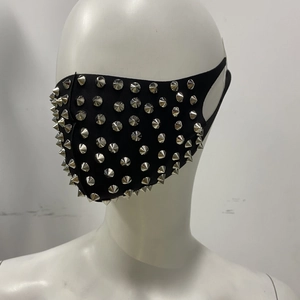 Détail du masque punk noir avec des clous métalliques coniques argentés et brillants