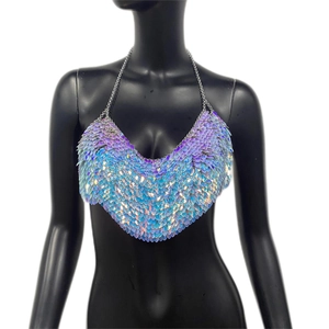 Détail des paillettes irisées en écailles de sirène sur un haut licou sexy dos nu
