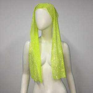 Détail de la coiffe en résille vert fluo avec strass et texture de grille en cristal