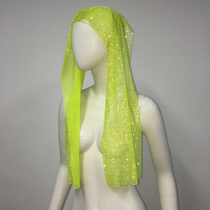 Détail macro de la capuche en maille strass jaune néon avec effet scintillant