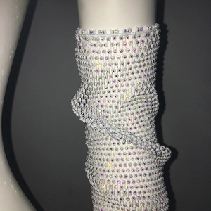 Gros plan sur le tissu en maille de strass haute densité avec cristaux irisés et filet