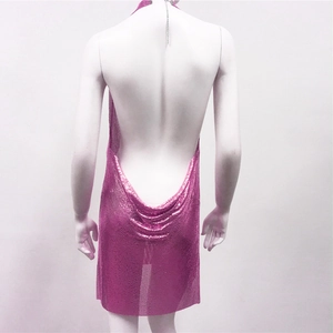 Détail de la robe mini en maille métallique rose vif avec dos nu plongeant et licou