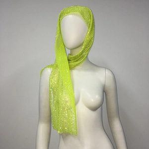 Détail du bandeau en maille strass vert néon avec cristaux scintillants pour la fête