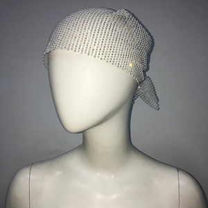 Détail d'un foulard en maille argentée avec strass étincelants sur un mannequin