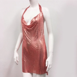 Détail d'une robe en maille métallique or rose avec col bénitier et paillettes