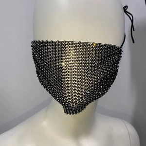 Vue détaillée d'un masque en maille noire de luxe avec des strass blancs brillants
