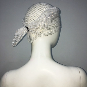 Vue détaillée d'une coiffe en strass argenté avec fermeture à nouer sur un mannequin