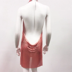 Détail du dos d'une robe en sequins or rose montrant le design dos nu sexy