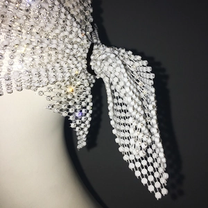 Vue macro d'un haut en maille de strass blancs scintillants avec structure entrelacée
