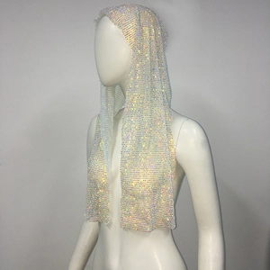 Gros plan sur les strass AB scintillants d'un foulard en maille métallique délicate