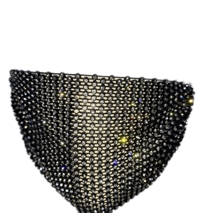 Gros plan du masque en résille brillant avec strass et motif noir pour look punk chic
