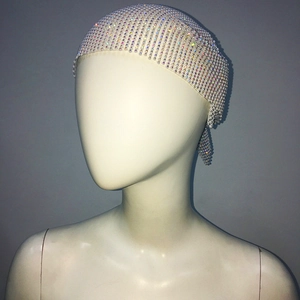 Dettaglio della fascia in rete bianca con strass multicolori scintillanti per feste