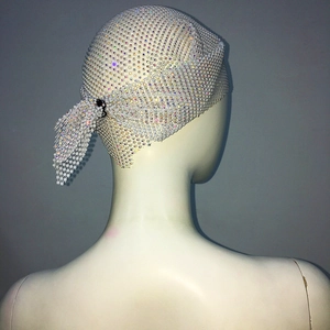 Dettaglio di bandana in rete bianca con strass AB luccicanti e dettagli di nappe