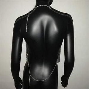 Vue détaillée du dos nu sexy en strass argenté avec chaînes métalliques réglables