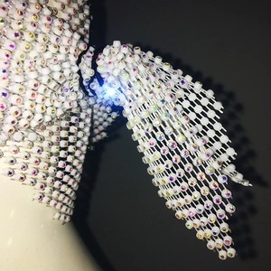 Détail de perles blanches avec strass scintillants et éclairage LED bleu intégré
