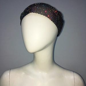 Dettaglio della fascia larga in rete nera con strass colorati su testa di manichino