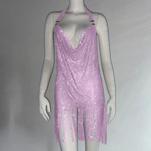 Vue détaillée d'une mini-robe dos nu rose à paillettes avec col en V et ourlet à franges