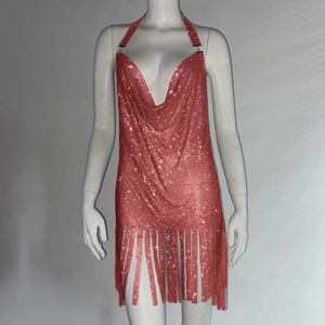 Détail de la robe licou en maille métallique rose avec strass et ourlet à franges