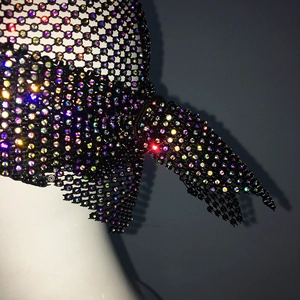 Détail de la coiffe en résille noire avec strass colorés et nœud décoratif