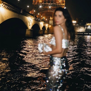 Primo piano dettagliato del tessuto con paillettes argento scintillanti di notte