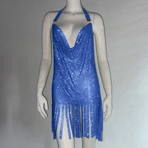Détail de la mini robe en maille métallique bleu vif avec licou et longues franges