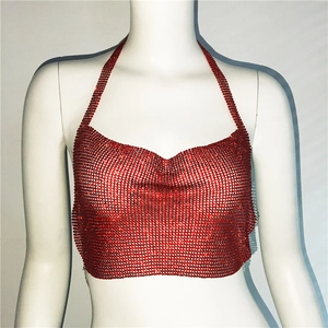 Dettaglio del top allacciato al collo rosso con strass e maglia metallica scintillante