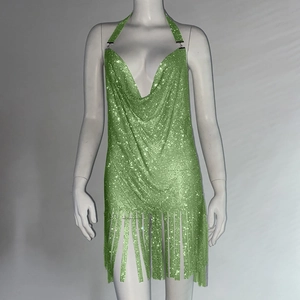Détail de la robe mini dos nu vert pomme avec strass et franges de cristal scintillantes