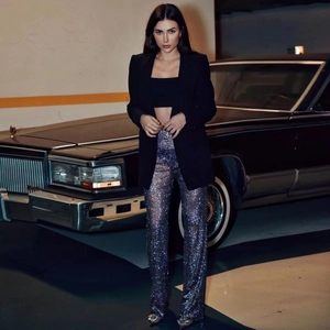 Pantaloni glitterati a vita alta con blazer nero per un look da sera glamour e audace
